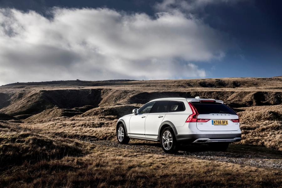  Volvo V90 D4 Cross Country 2017 года  (UK) (фото 26 из 40)